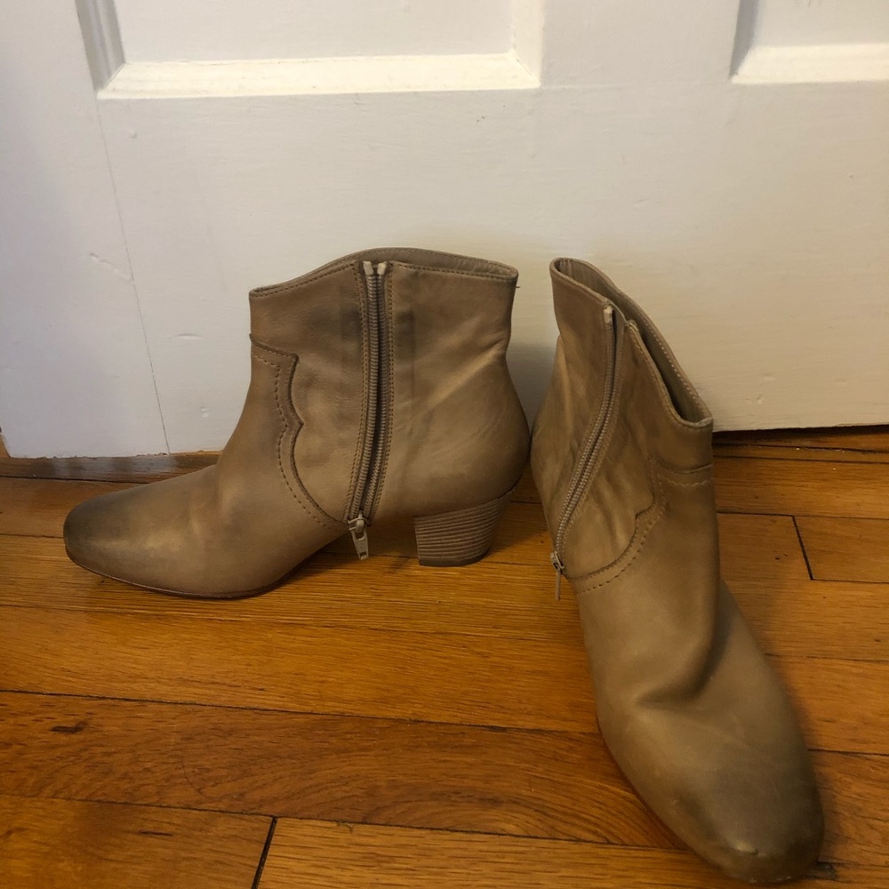 Kenneth Cole distressed look tan leather boots perfect for Fall